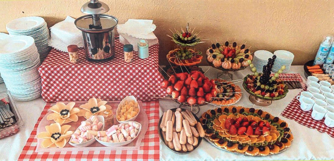 Stôl s ovocím, sladkosťami a čokoládovou fontánou